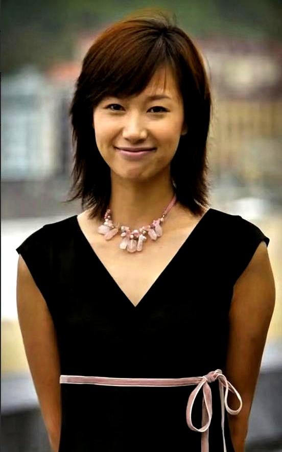 51岁徐静蕾的现状，把内娱挤破头抢资源的女明星看傻了。定居洛杉矶十年，她天天