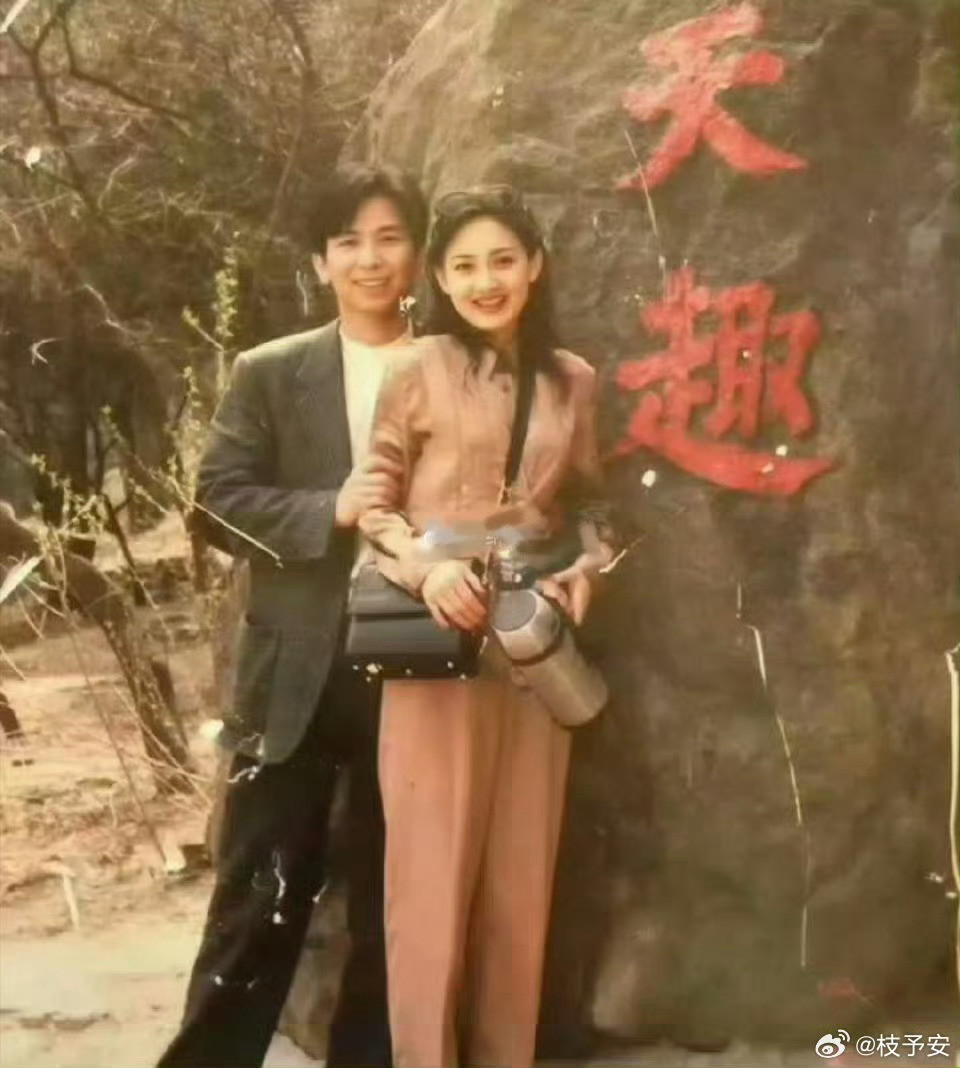 牛莉和她老公年轻时候的照片，原来那时候就已经很漂亮了