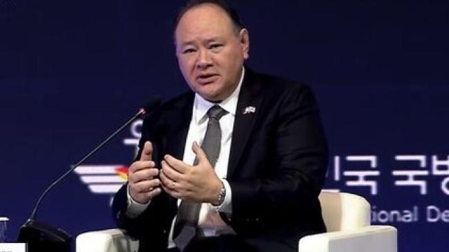 被中方制裁的菲防长，跑到首尔碰瓷中国，67国把他当小丑看日前，首尔安全对话上，