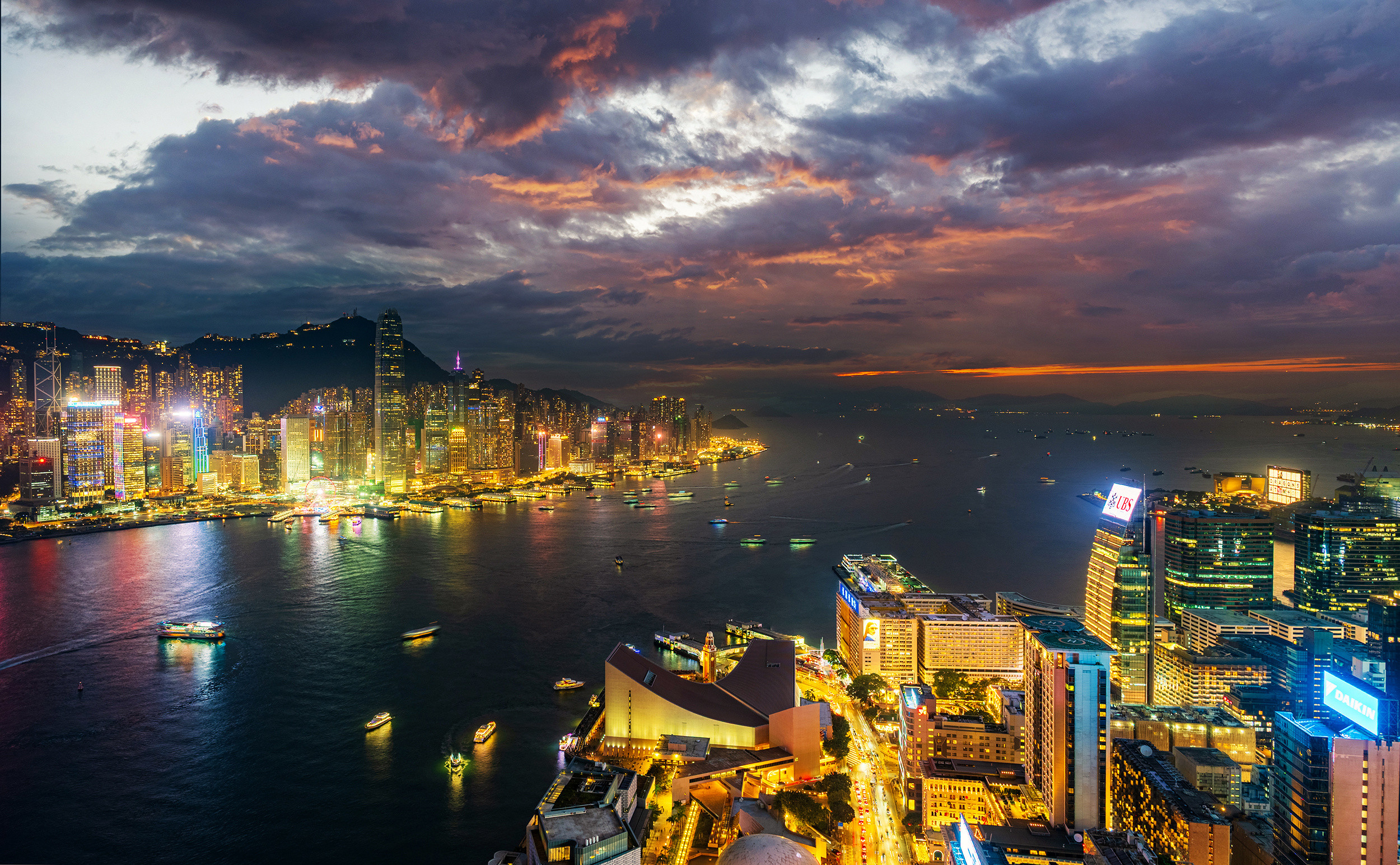 这个视角如何？美丽香港维多利亚港的精彩，一览无余。有朋友能猜到机位在哪里不？