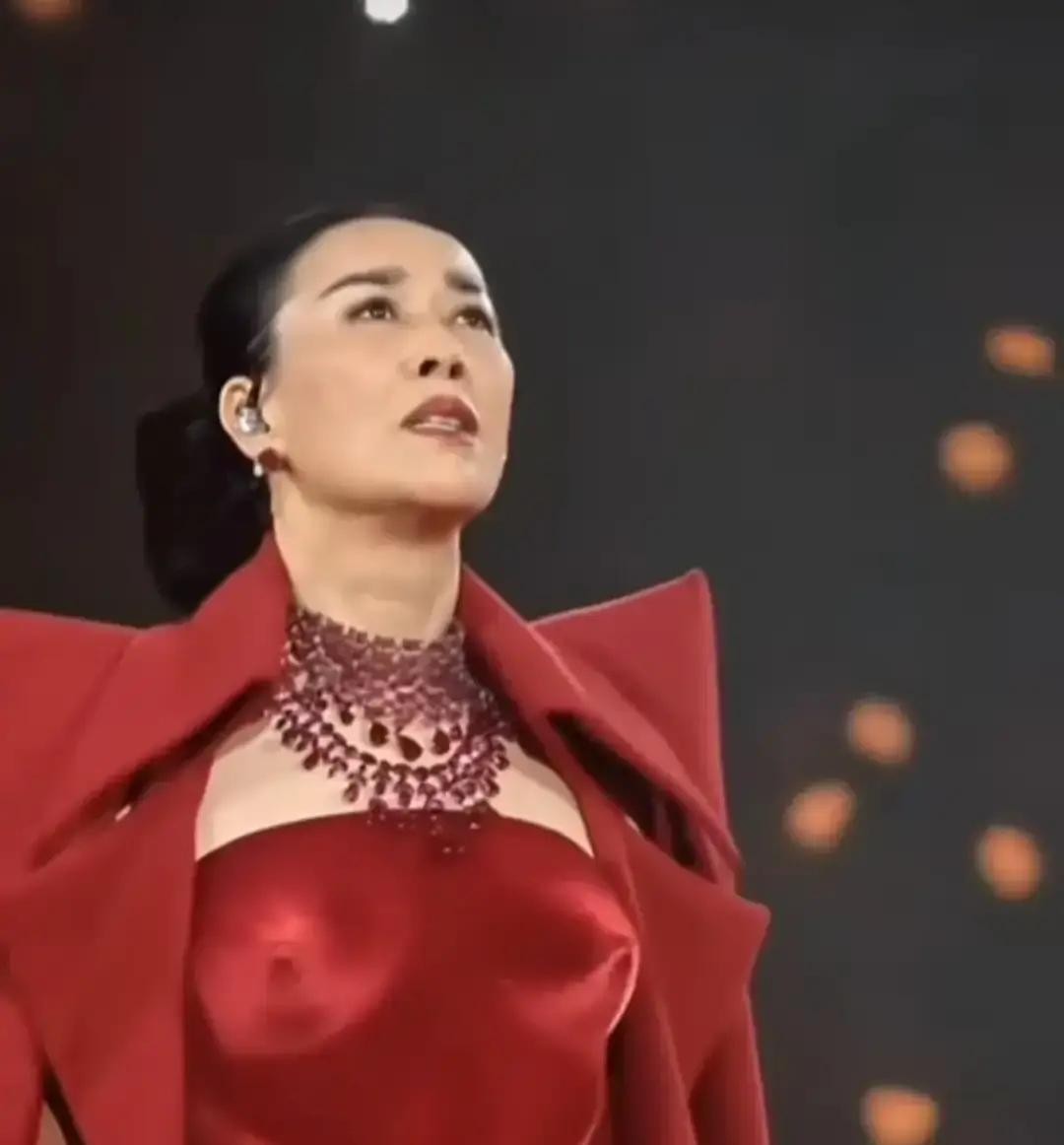 快六十岁的那英在北京办的那场演唱会，硬生生办成了一场名利场的社交晚宴台上的灯光晃得人睁不开眼，极尽奢