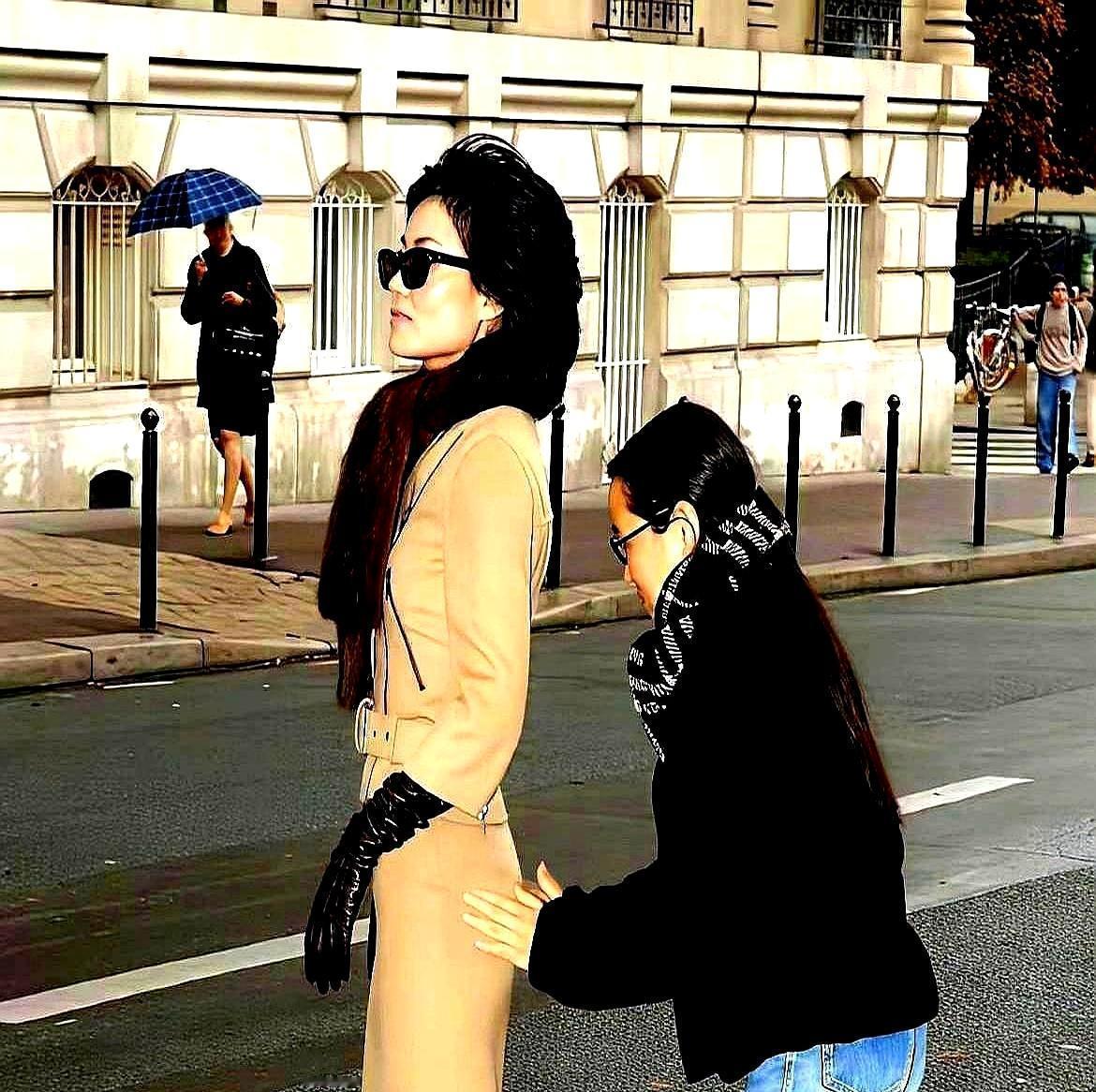 把你妈压箱底的“土味穿搭”，换个标卖你几万块。这套路就叫“怀旧营销”，奢侈品玩