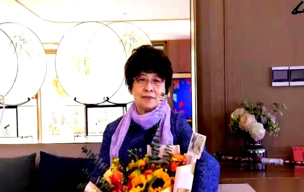 一个在上海风光了一辈子的女主持人，83岁，最后竟然连个澡都洗不踏实。整整三个月