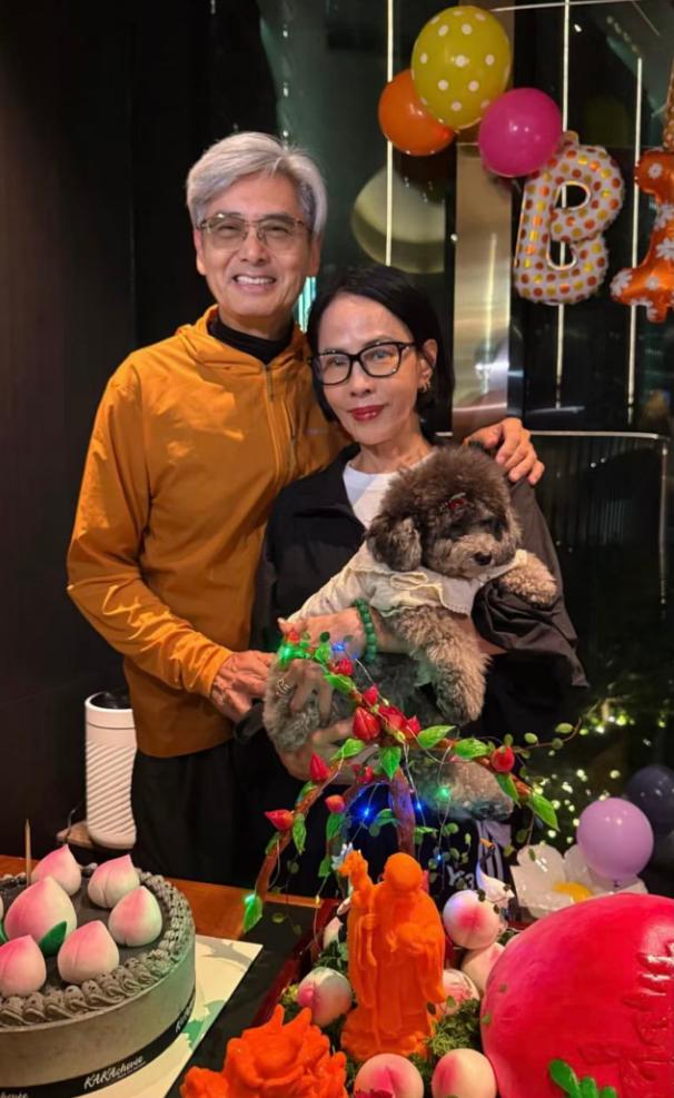 周润发过71岁生日，他在自己家里，还老婆一起过，老婆陈荟莲抱着小泰迪，周