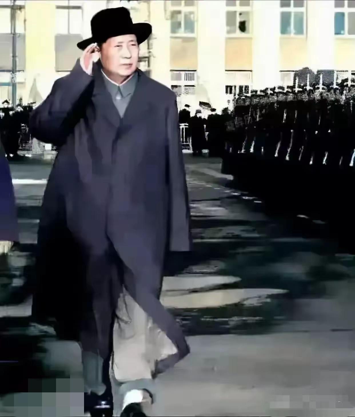 谁看毛主席出访苏联这张照片不直呼“太帅了”！一身大衣衬得他身躯格外伟岸，迈着步子