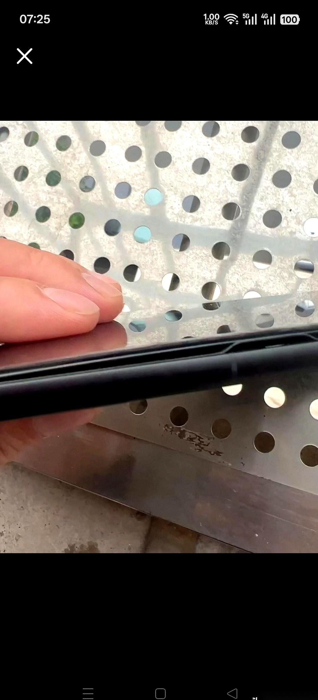 卖出去不到24小时，这台华为Mate60Pro的屏幕，竟然被内部电池生生撑开