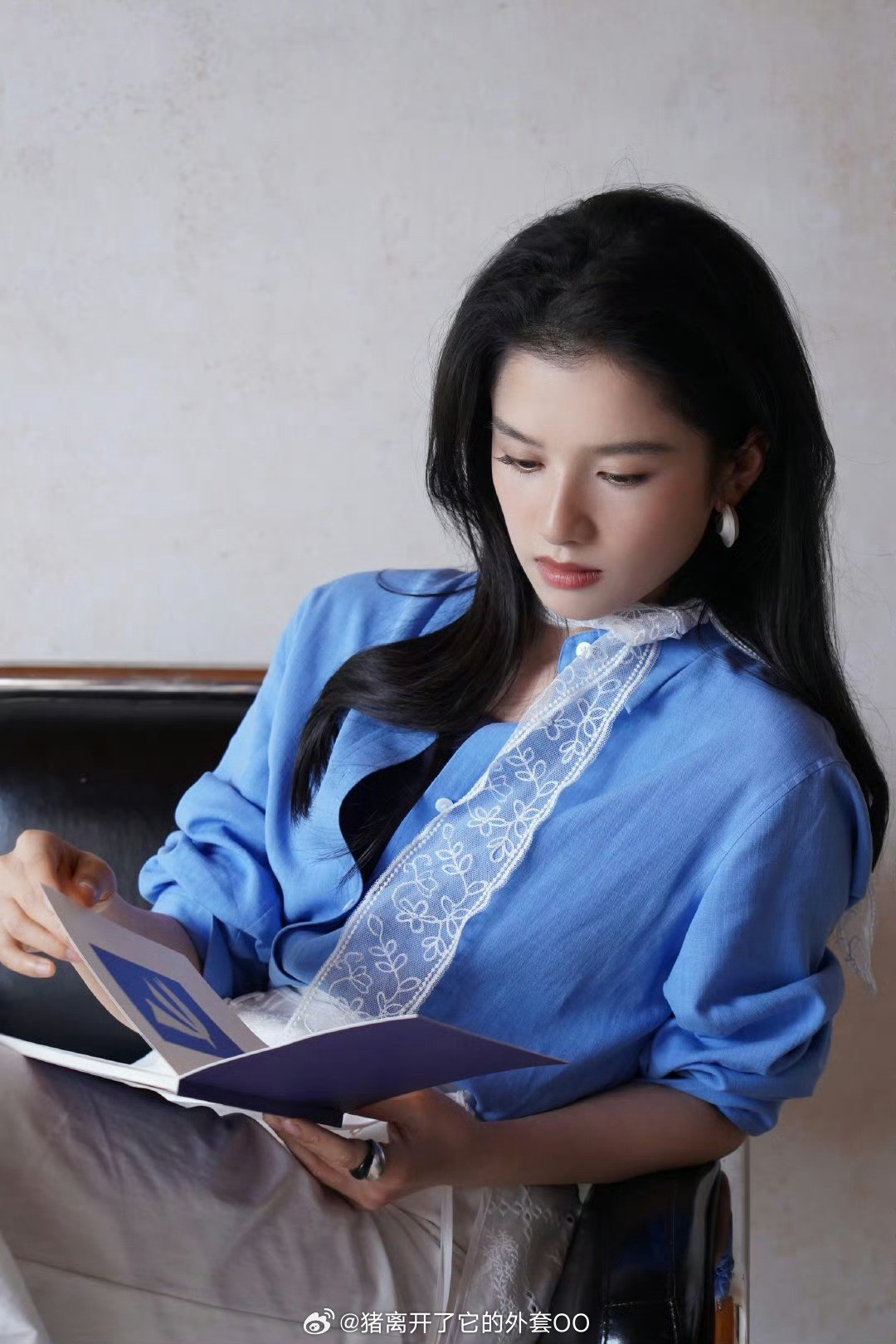 张婧仪最新工作花絮图，优雅清新高智感满满！！
