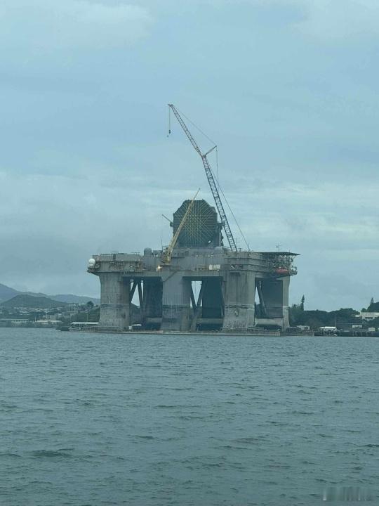 位于珍珠港的SBX-1海基导弹发射预警雷达，维护期间无防护罩。