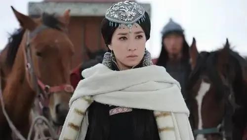 1204年，成吉思汗赏赐一位绝世佳人给窝阔台。公元1204年，铁蹄践踏之
