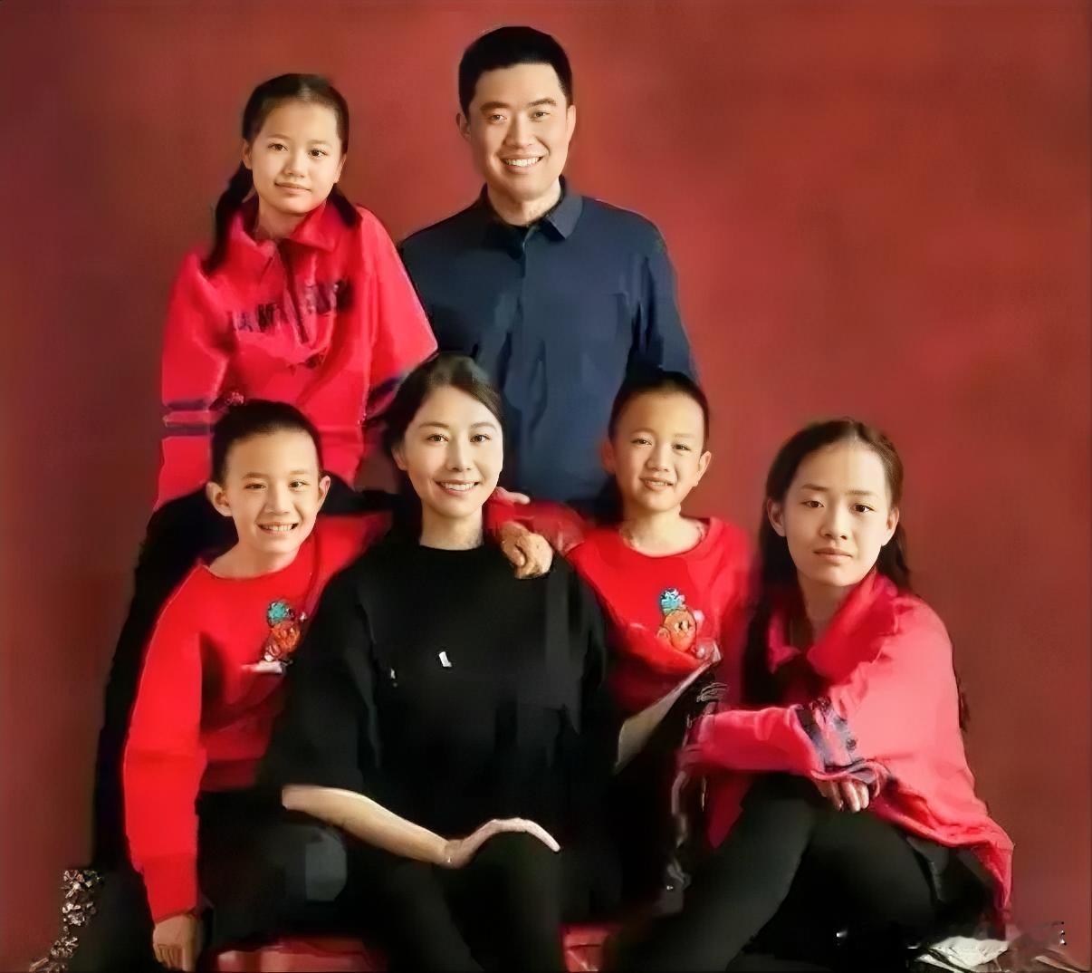 理想汽车创始人李想全家福，妻子颜值高，孩子虎头虎脑，机灵可爱，一家六口其乐融融，温馨又幸福。