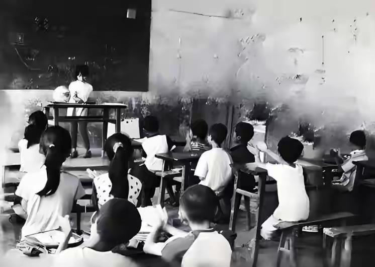 1976年，女知青邵红梅抱着4岁的儿子回到北京。然而，母亲破口大骂：“你竟然弄出