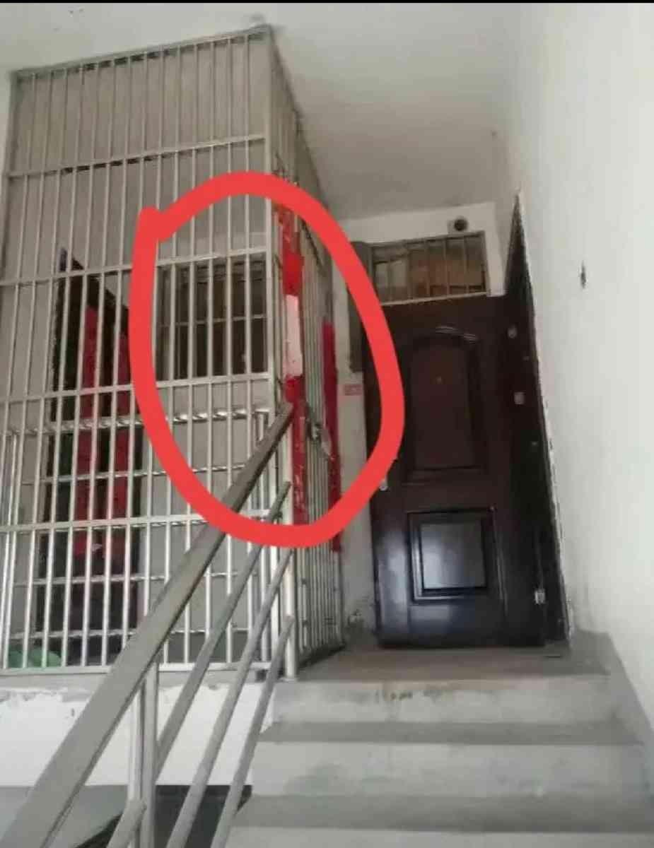 邻居趁你不在，装了那道门。你好好跟他说，他不拆。他说那是他家地盘，你管不着。