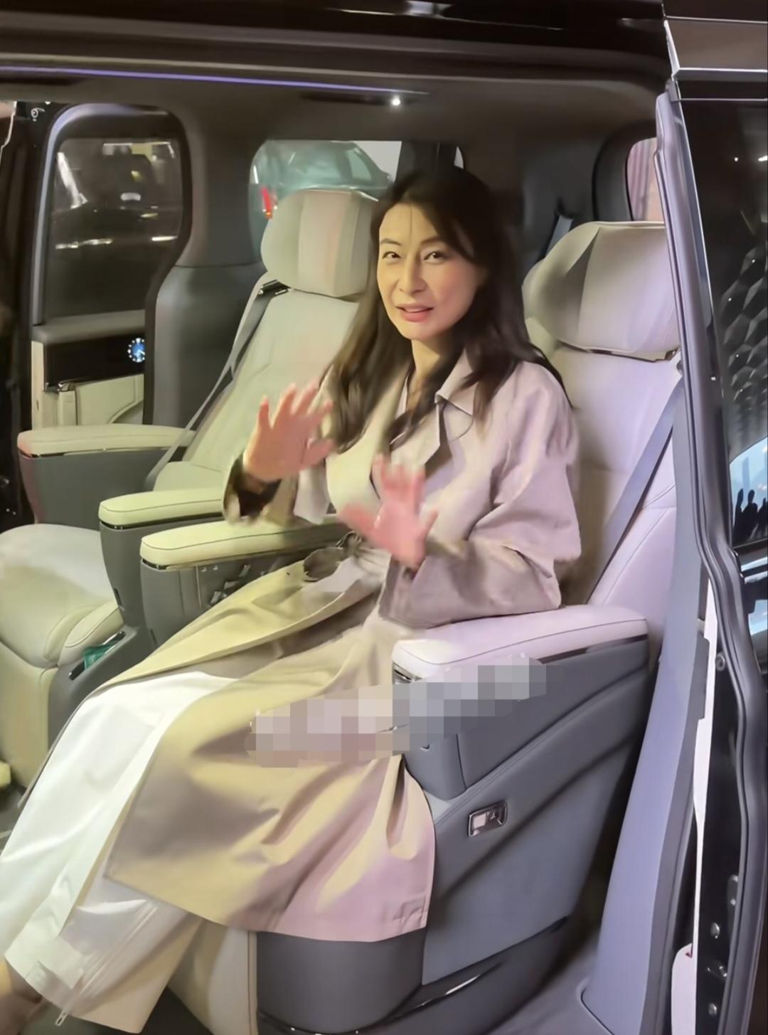 郭晶晶真是越来越美了！香港尖沙咀参加活动，郭晶晶现身。优雅，从容，大气，时尚！美