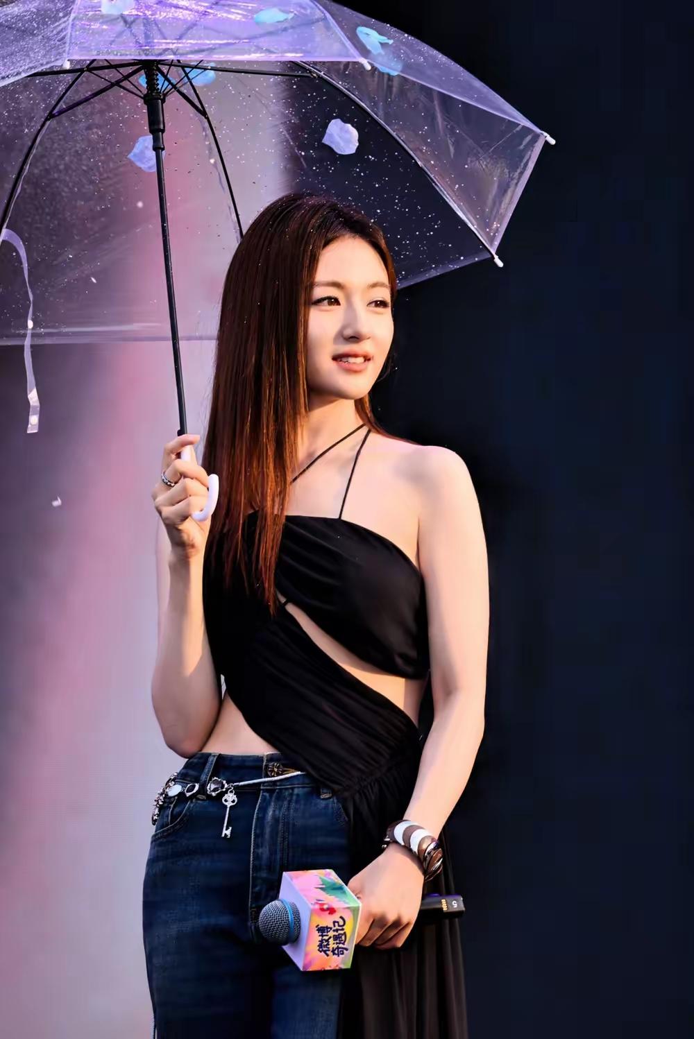 李兰迪这身造型不错，腰和背的“优势”很明显啊[爱心]