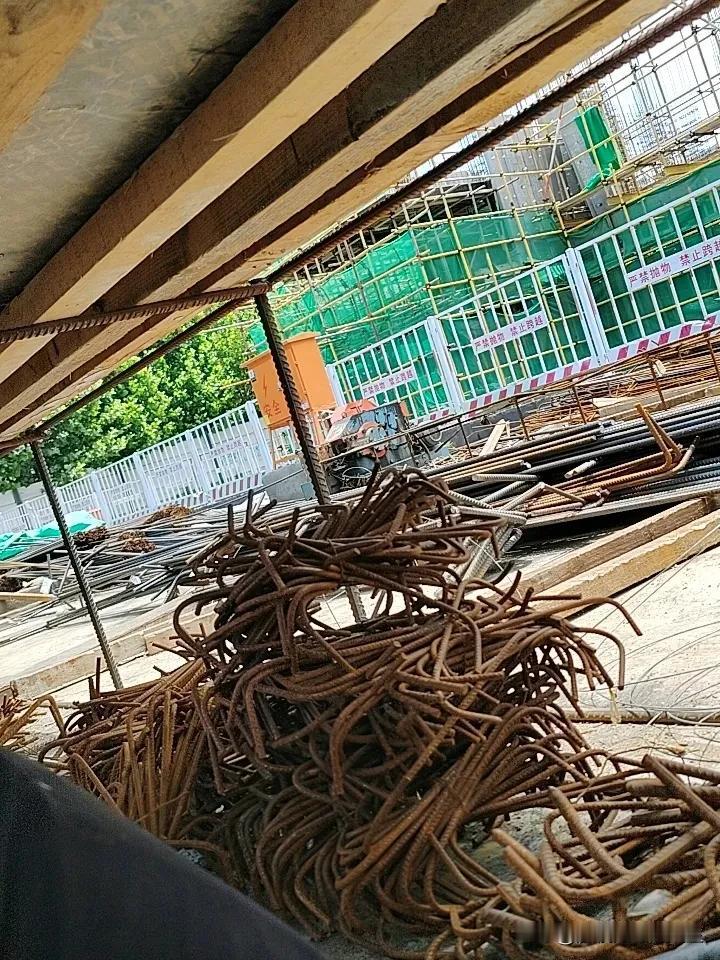 干钢筋工在工地记住，老板安排的本职活踏实干完，别私自额外揽多余活儿。工友临时