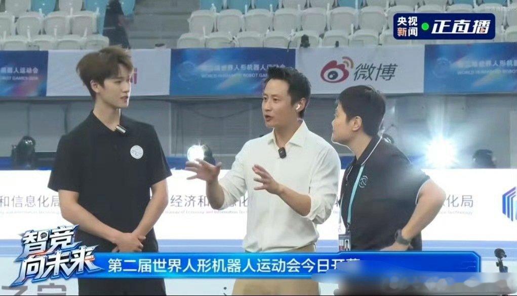 央视镜头下的李昀锐完全体制内男友，太正了！​