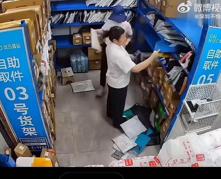 快递站遇到这样的大妈也是灾难，为了找快递把货架上所有的快递扔了一地。人家快递员辛