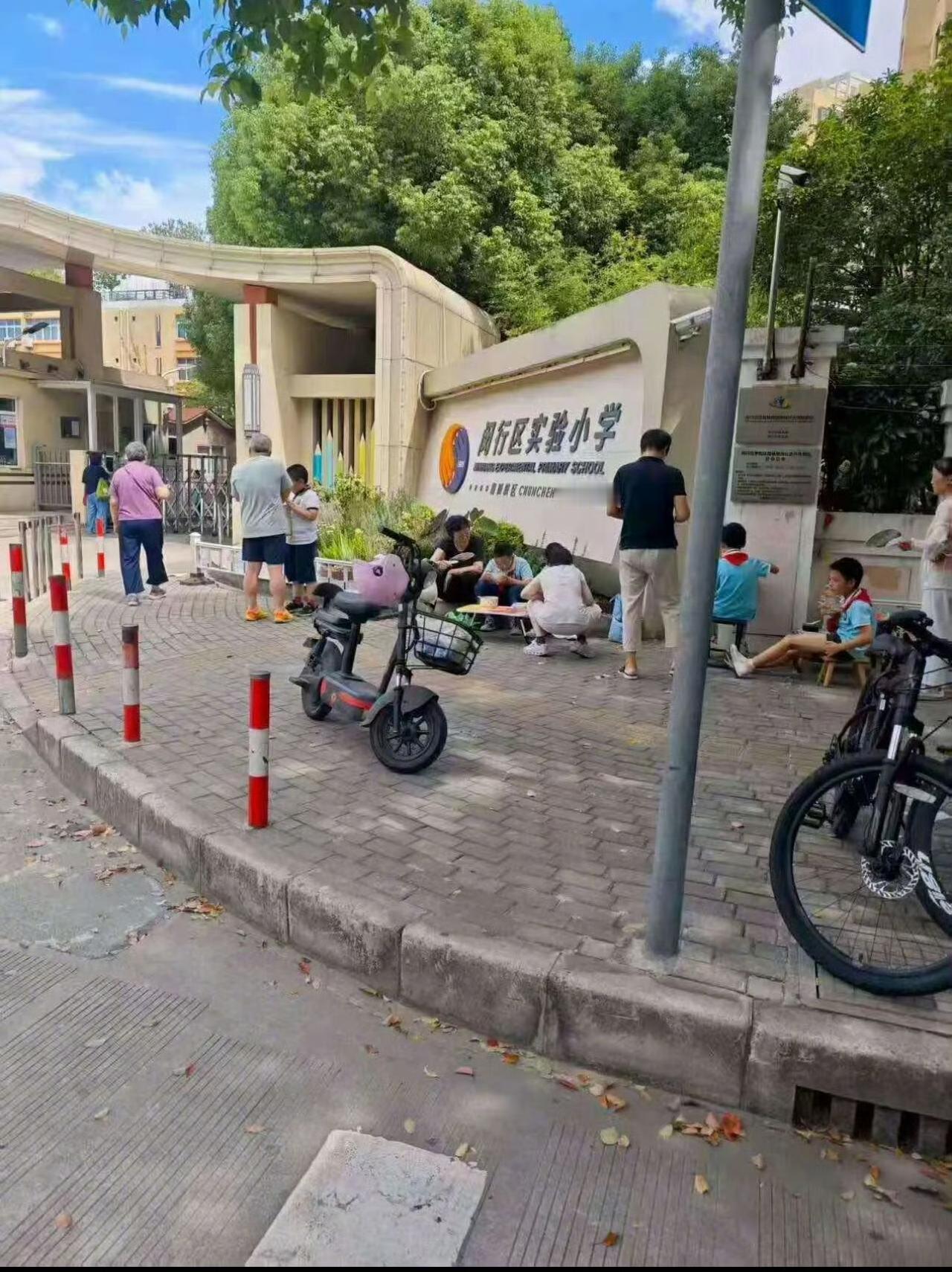 终于弄明白，为什么这次上海家长们还要求西贝进校园了，不是因为西贝那些饭菜好吃