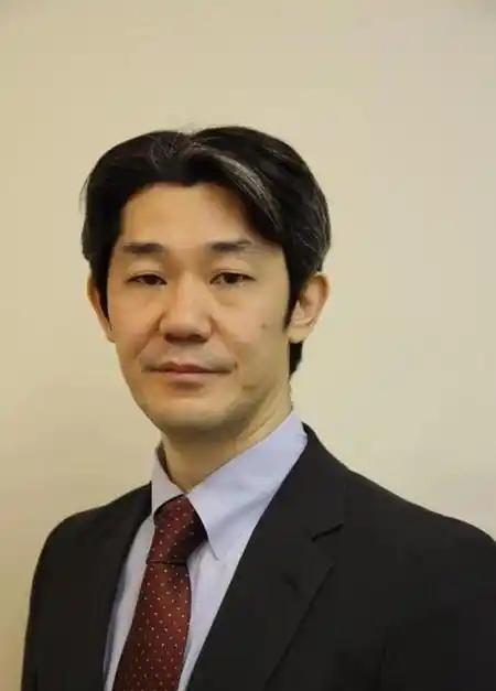 日本教授富坂聪一眼就看透了中国的管制措施，他表示中国不是在“报复”，而是在精准“