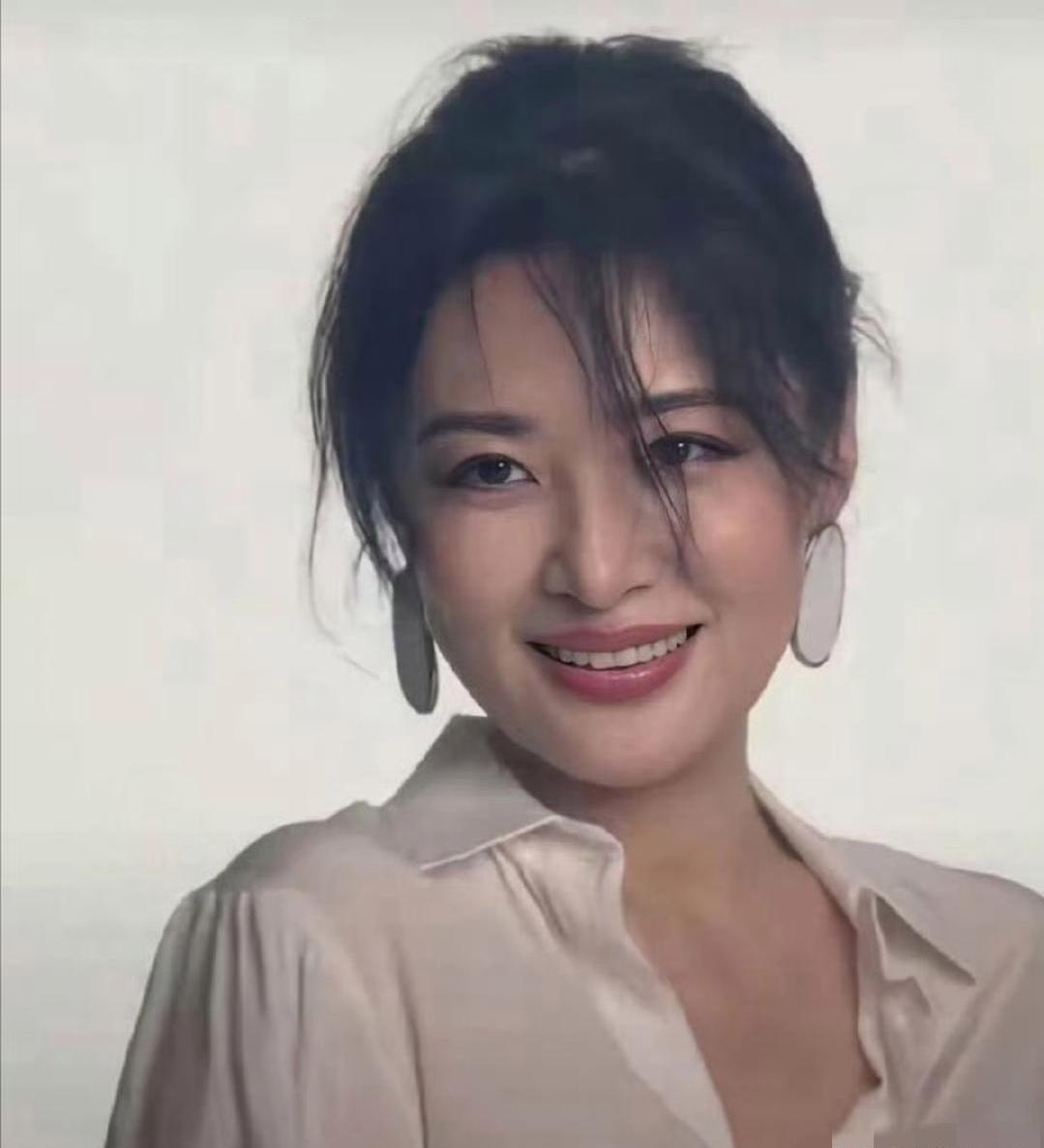 她曾经是央视第一美女，却早早地离开了央视的舞台，我觉得有点浪费优秀人才了。照