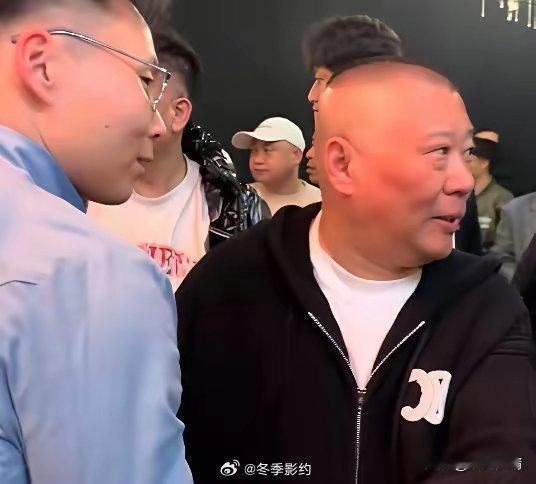 2月11日，郭德纲带着小儿子郭汾瑒去参加爱徒陶阳的婚礼，11岁的郭汾瑒体型庞大，