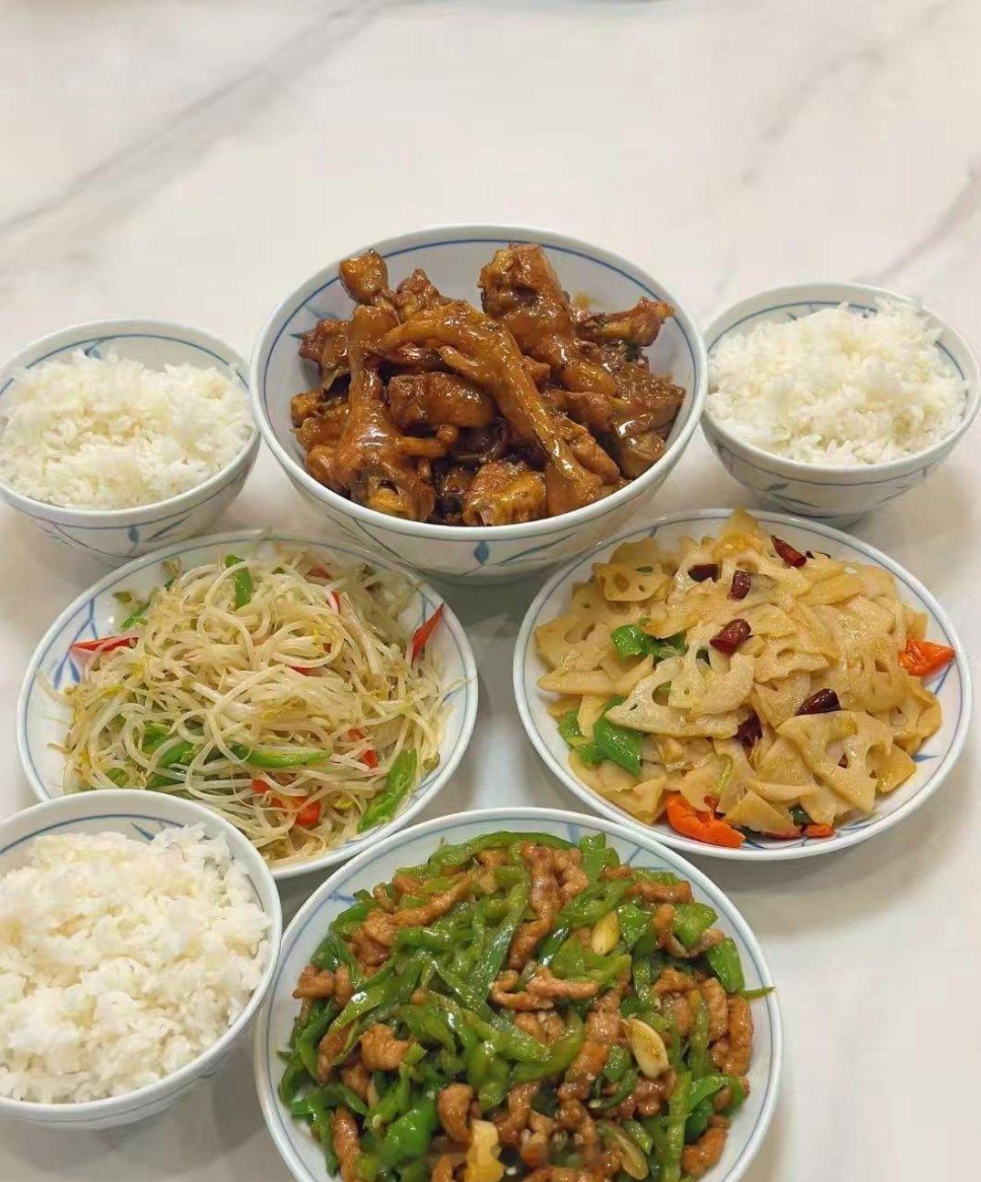 我就奇了怪了，到底谁发明一天要吃三顿饭的？我感觉我一天到晚都在做饭，早上做早饭，