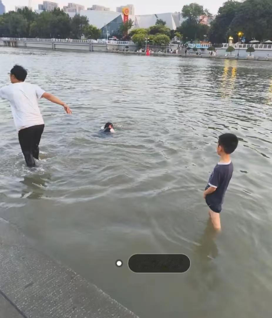 天津之眼母子溺亡最初画面曝光！从最初落水的画面看，孩子的父亲应该也不会游泳，