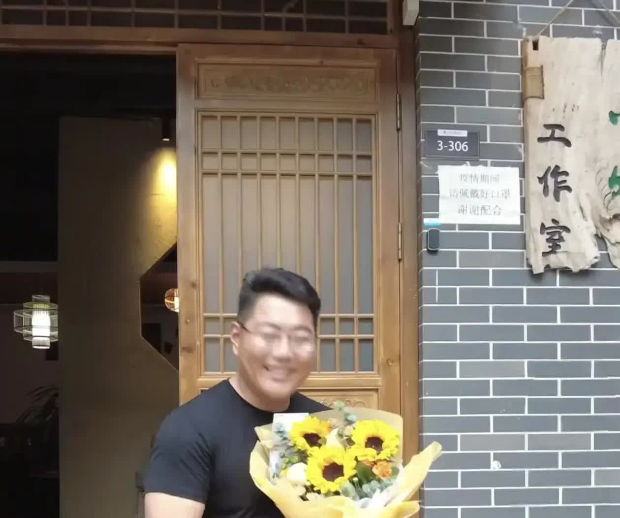 去年的今天在山东临沂的一个考场，一位无腿的父亲拿着鲜花在校门口，等待考试结束的女