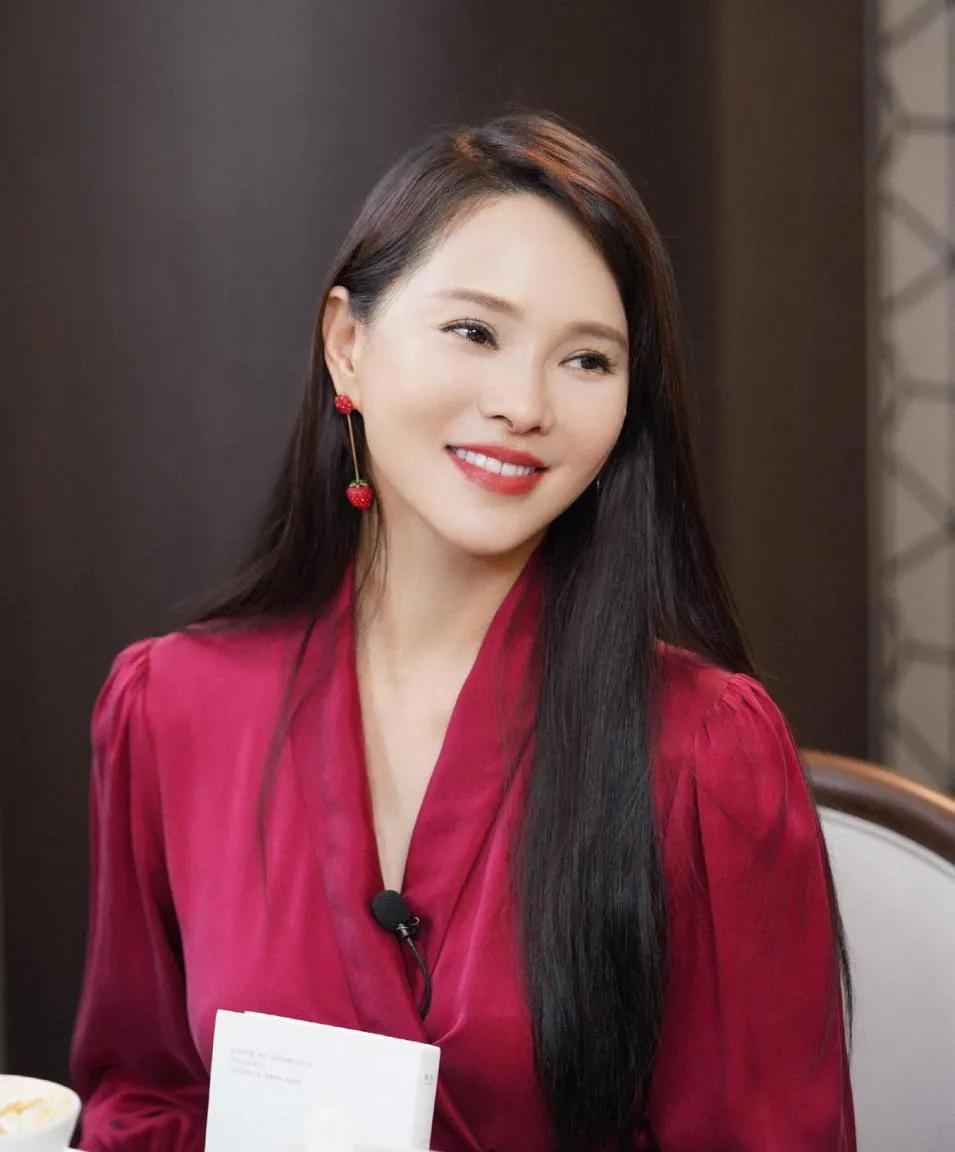 57岁伊能静要是听闻被说不红，“瞳孔地震”名场面估计得安排上。没因婚变上热搜，倒