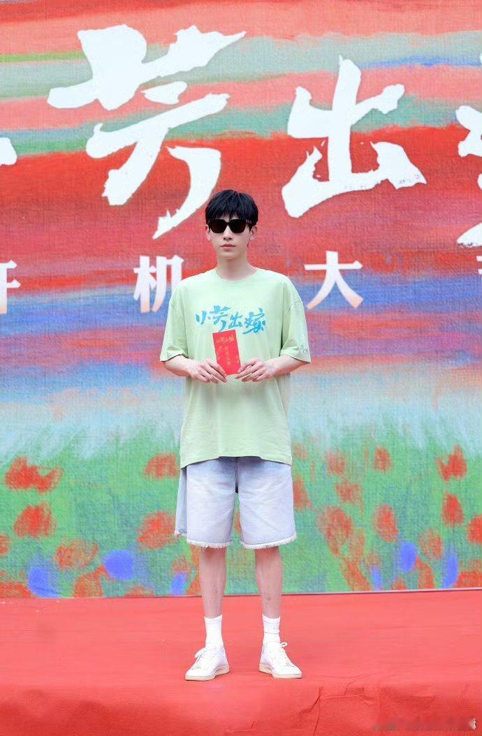 辛云来可塑性看辛云来演戏像开盲盒，永远猜不到他下一个角色会是什么样。《雁回时》