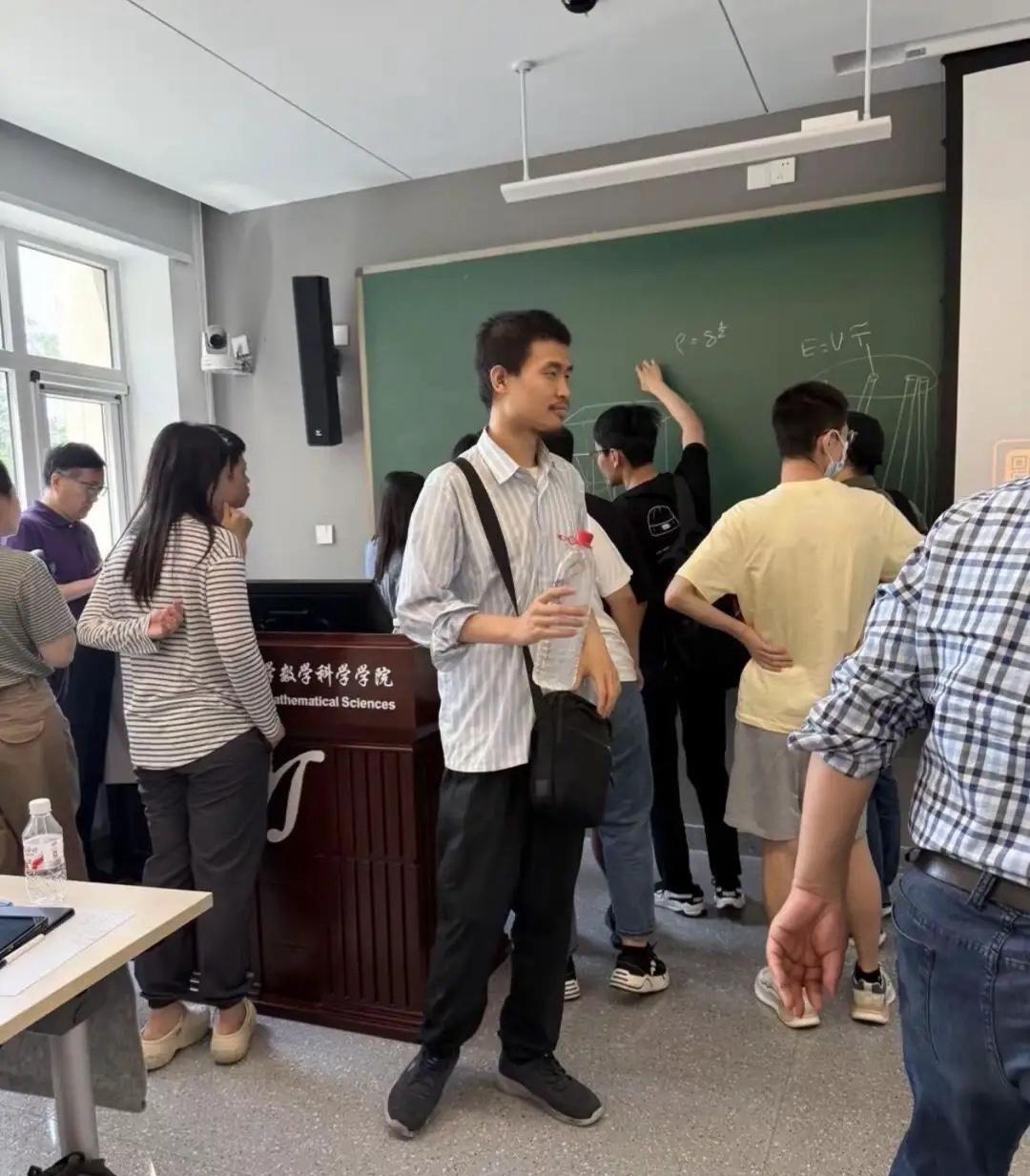 韦东奕又露面了，这一次不是拍视频，也不是吃饭被围观，而是他竟然在专心听王虹教