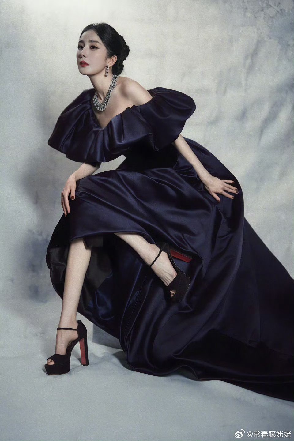 杨幂今天是紫葡萄杨幂今天紫色礼服！幂神美呀！