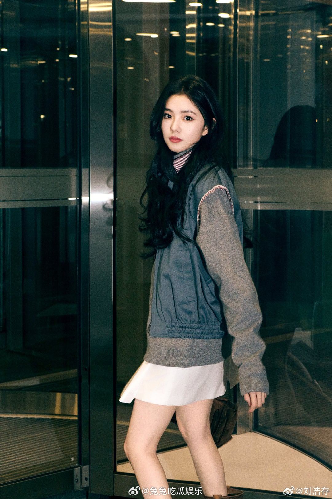 刘浩存大波浪造型出发巴黎刘浩存记得一起去巴黎的粉丝什么造型都hold得住啊