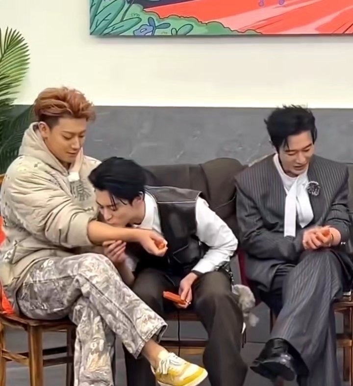 王鹤棣亲了黄子韬一口王鹤棣这波操作属实没想到！黄子韬给他看胳膊，他直接用亲亲回