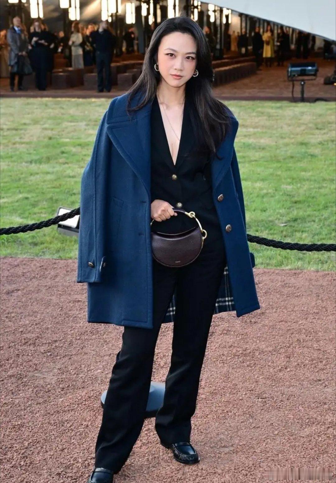 汤唯出席Burberry2026春夏时装周秀场，黑色西装搭配大衣率性十足​​