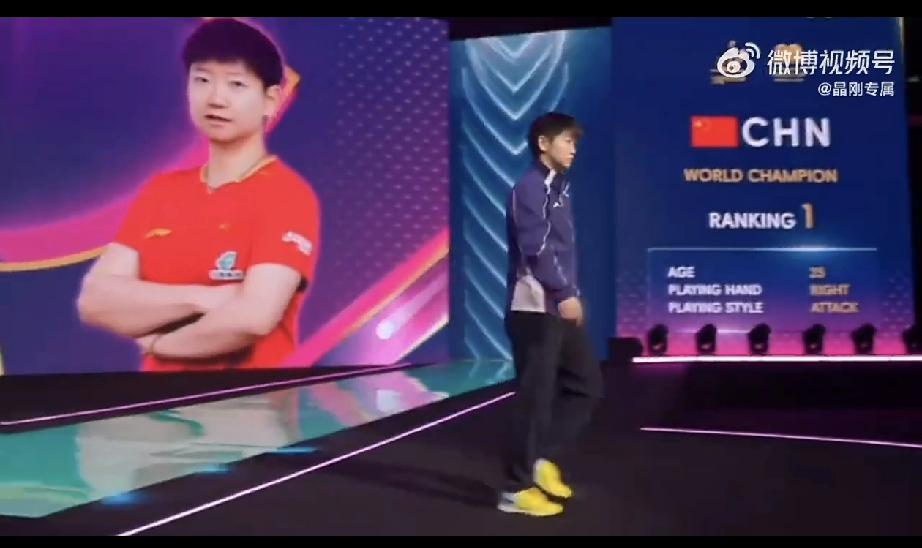 卫冕冠军孙颖莎🇨🇳澳门世界杯首秀[赞][笑着哭]！莎莎带着她的大块白毛巾上场