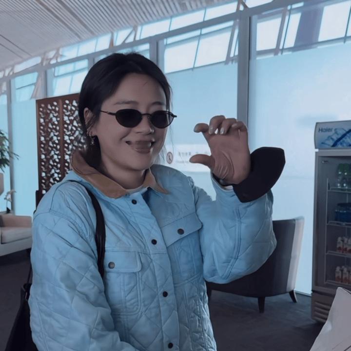 马思纯谁教你这么比心的？这是饭撒新手小马上线？怎么比着比着把自己都给整害羞了，