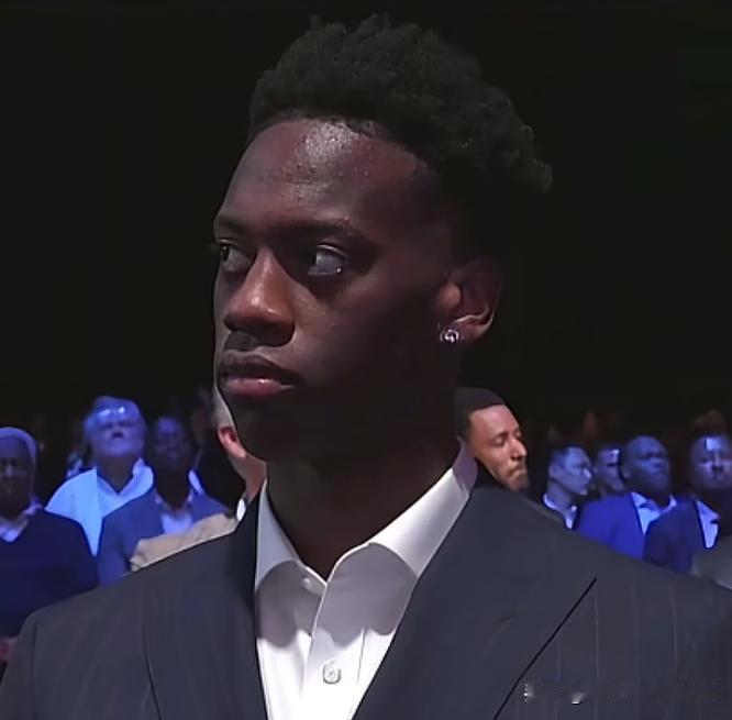 当迪班萨自己知道以状元签被奇才选中以后脸都黑了，全程就没有一点心情，反正就是黑