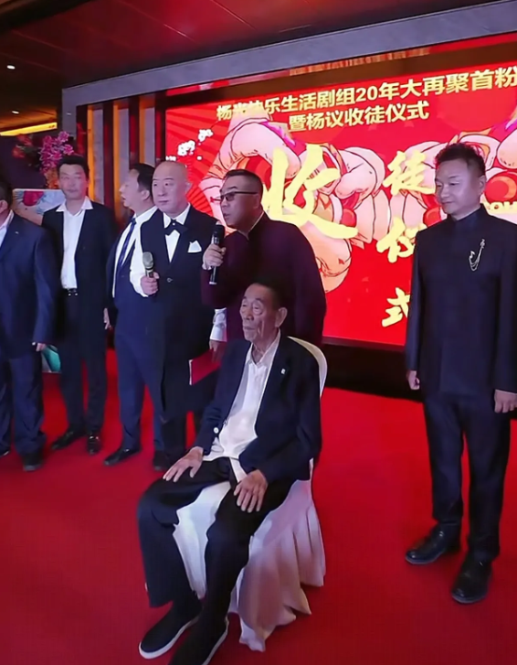 杨议直播宣布自立门户，侯耀华没来，94岁杨少华被拉上充场面
