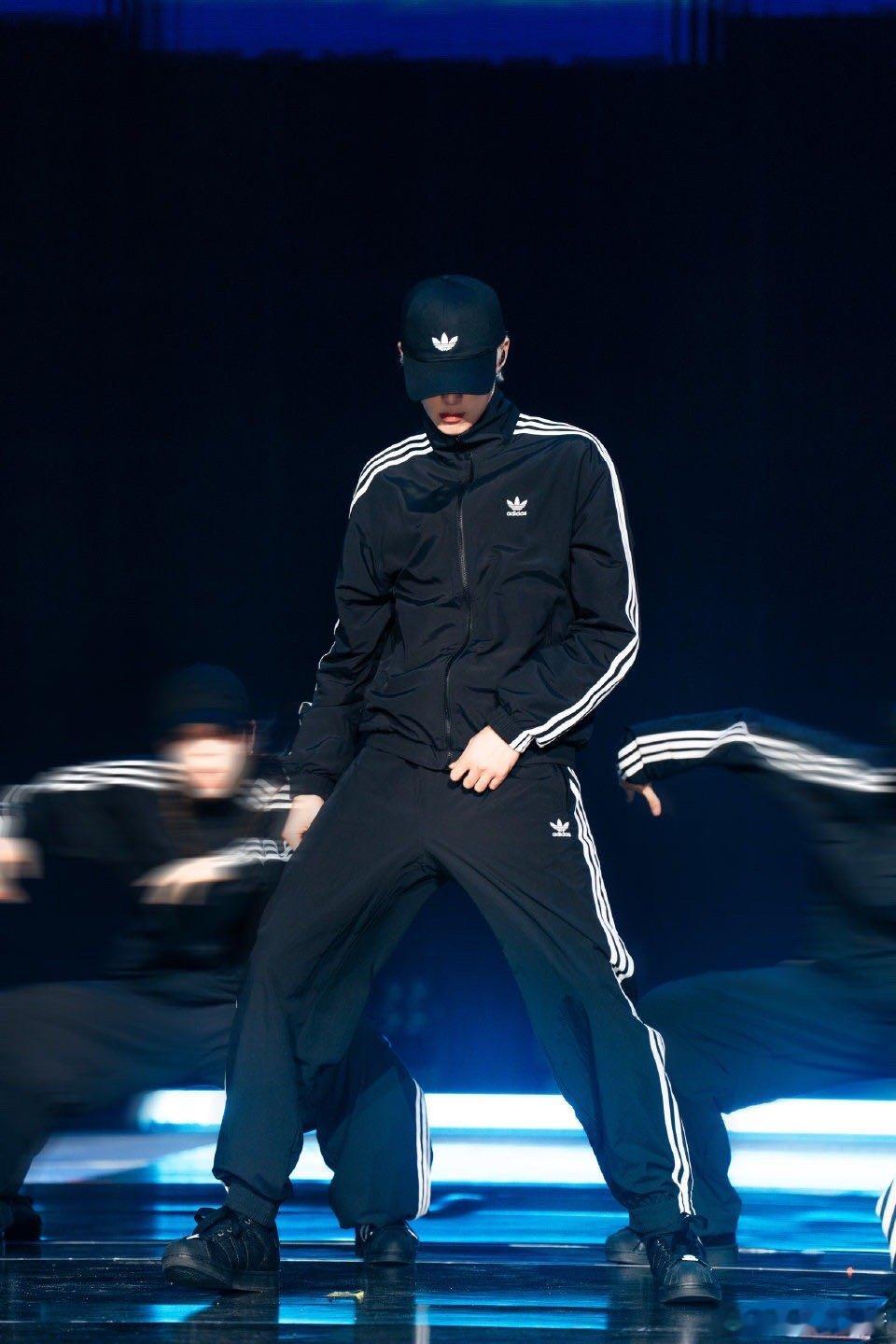 王鹤棣演唱会脱衣服这腹肌是写给舞台的情书！王鹤棣这段表演将力量与美感结合得恰到