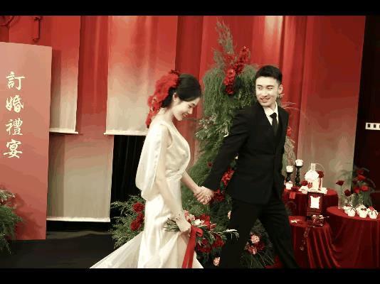 小牛发布了订婚视频，卷毛率先跑来给大头送祝福，难不成大头是怕被甜蜜“齁到”，所以