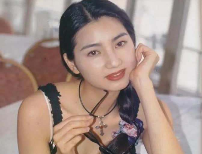 2000年，洪欣和莫少聪分手结果发现自己怀孕了，然后去找莫少聪说：我怀孕了，我们
