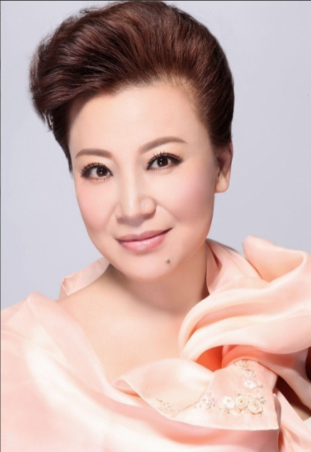 2004年，45岁王为念净身出户，与小香玉离婚。没多久，小香玉带着王为念的家产，