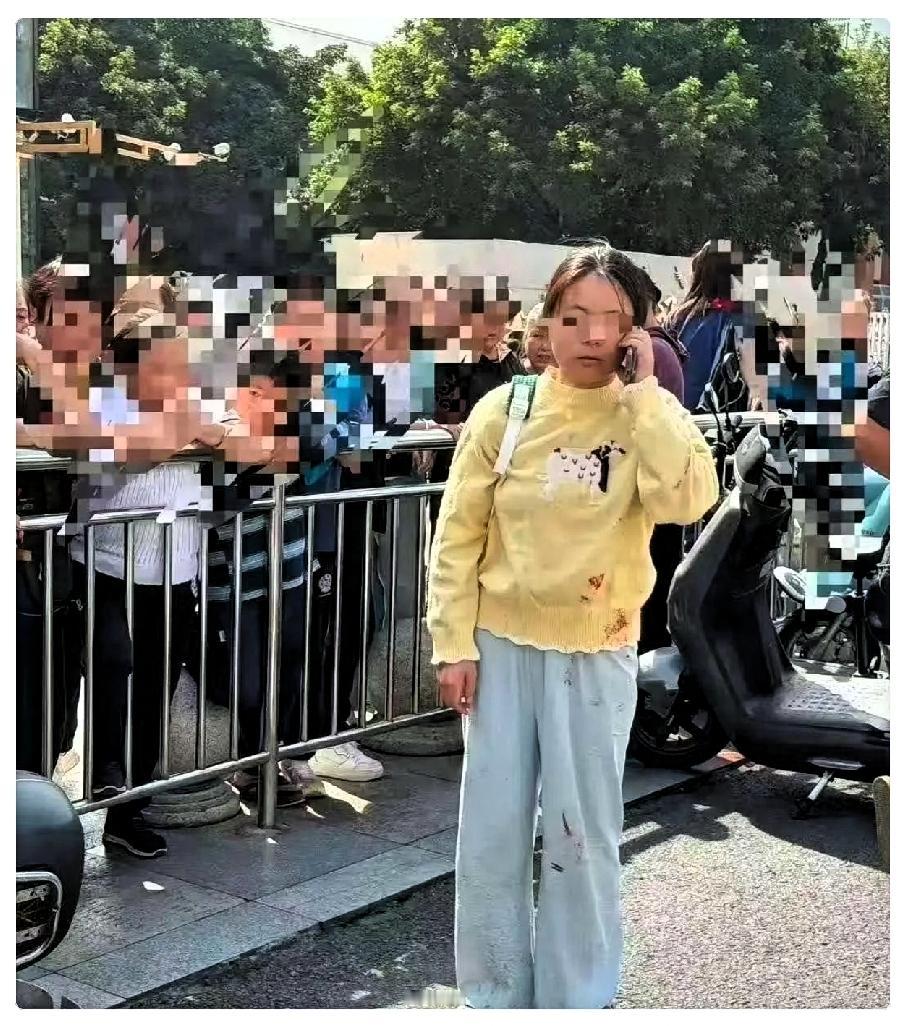 成都拿U型锁打人一事，涉事女子需要承担的后果远比一时冲动严重。一是法律这关过