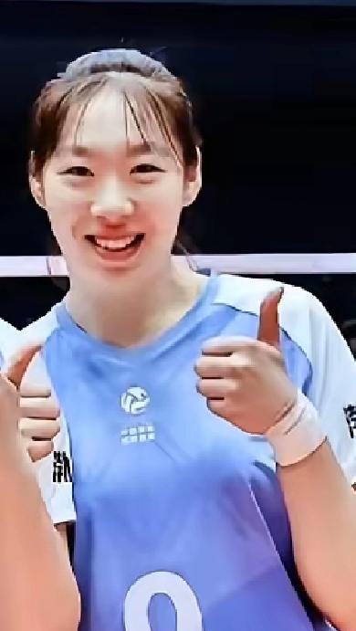 天津女排在和上海女排的比赛中，主教练陈方用朱航霆首发替换孟豆上场，经过了常规赛锻