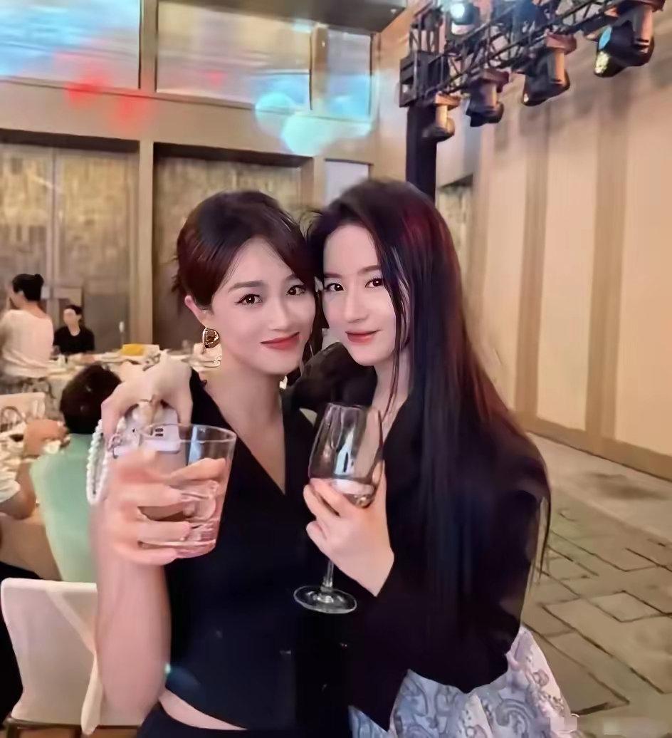 刘亦菲喝醉酒微醺的状态被拍到，脸红扑扑，微醺的状态，但被拍到后眼神微怒，大家啊一