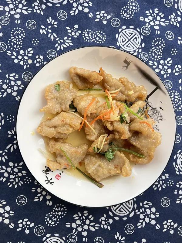 锅包肉和回锅肉哪个好吃，这得看个人口味。锅包肉是东北名菜，用猪里脊肉切片挂糊炸