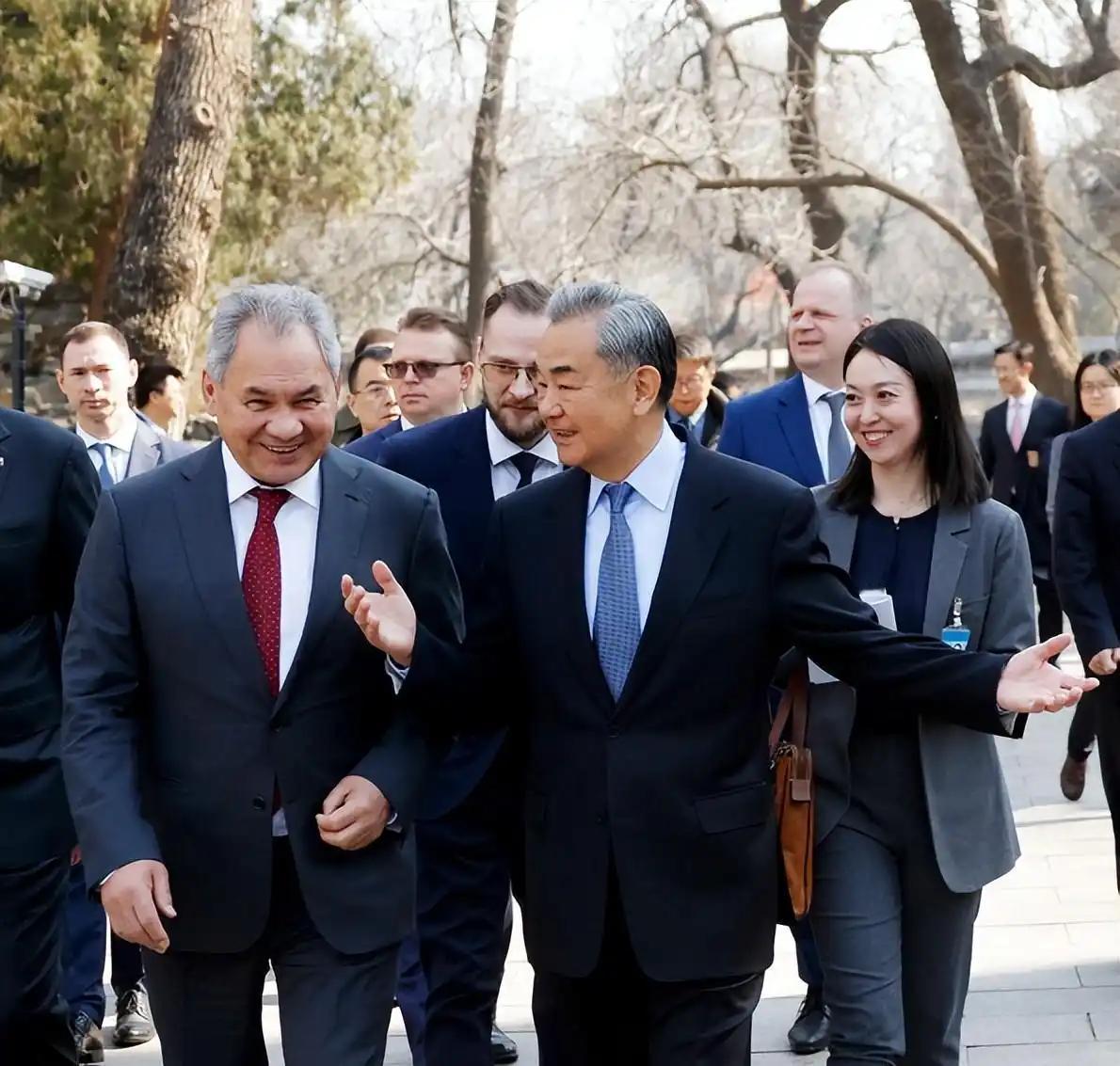 绍伊古“闪电”访华上午来晚上回，不是没谈拢，而是有事直说说完就干。 