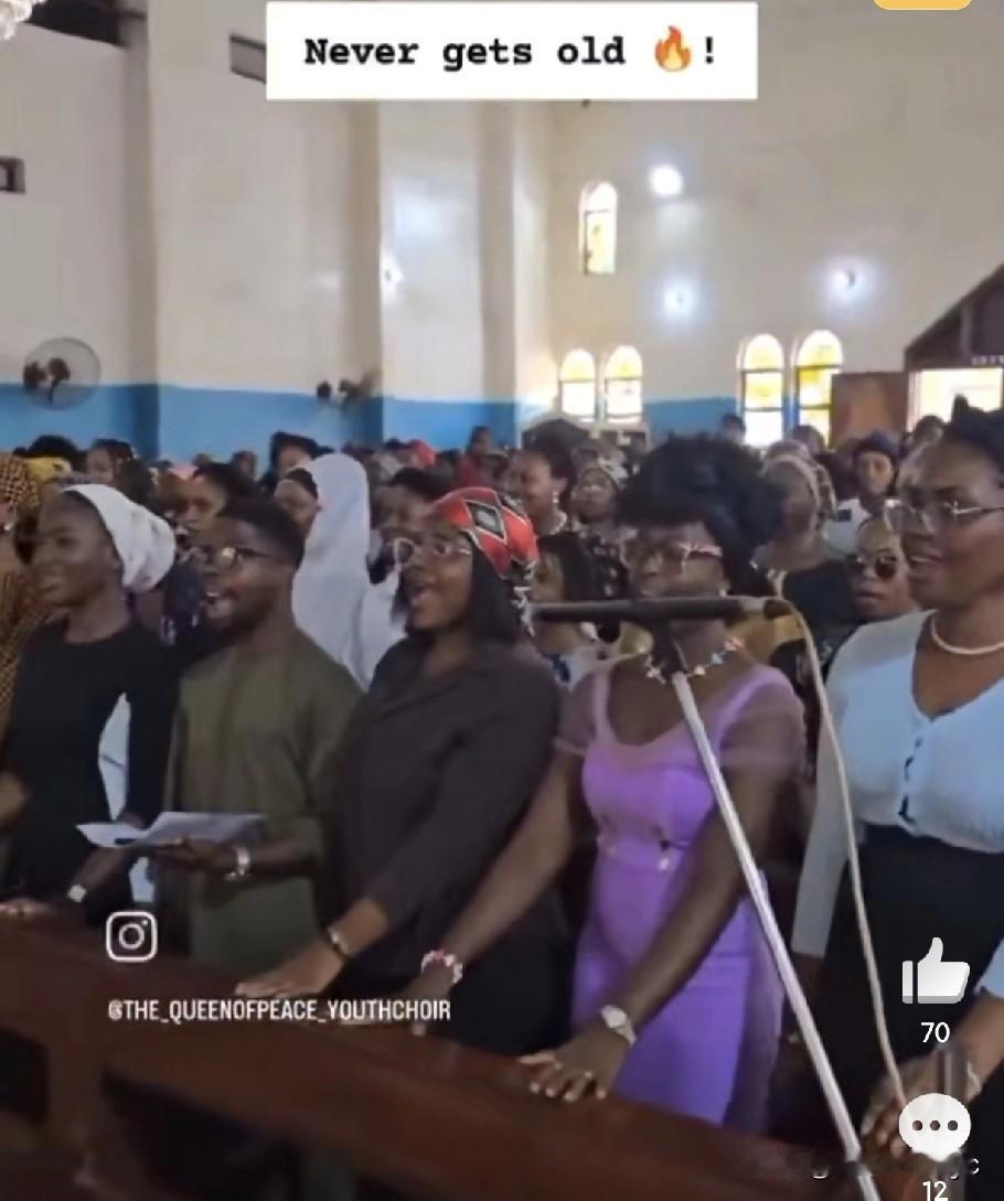 图片显示，尼日利亚基督徒做礼拜的场景第一次看到黑人基督徒做礼拜，他们似乎更虔诚