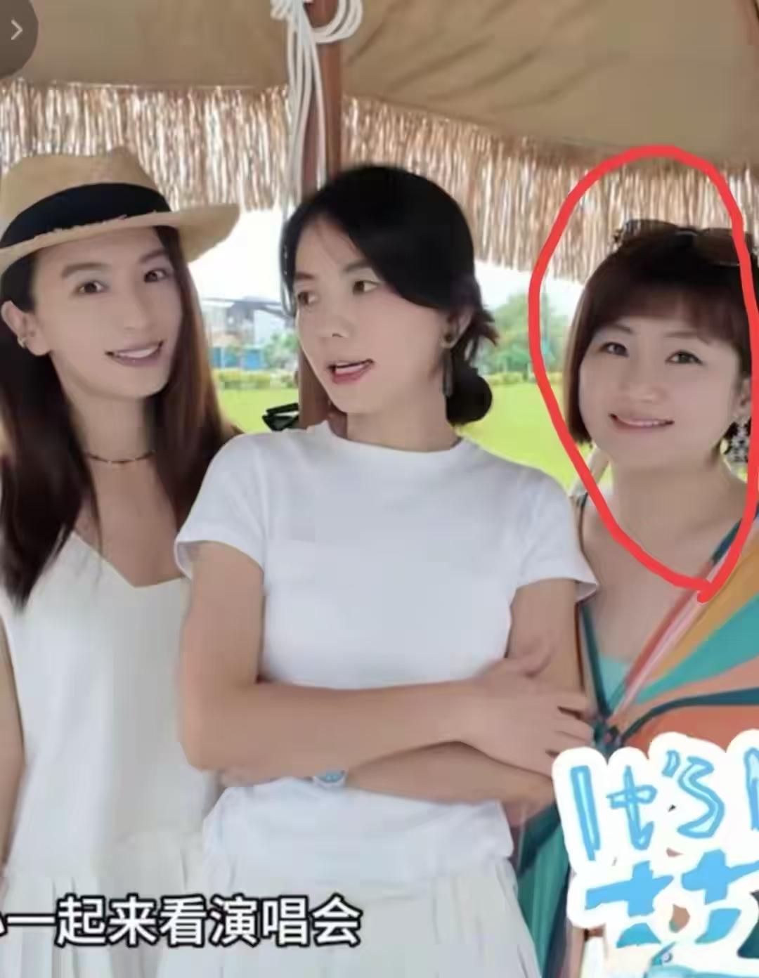 谁弄想到这竟然是SHE里的Selina！她的变化也太大了，身材发福的同时，